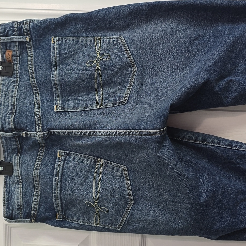 EUC Denizen Levi's Distressed Jeans - Picture 3 of 5